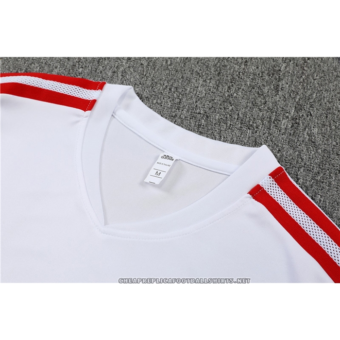 Tracksuit
 Bayern Munich 2022-2023 Short Sleeve
 White
 - Shorts
